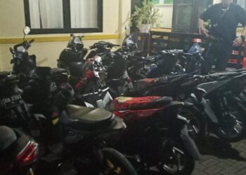 Kepolisian dari Polsek Mapanget, Kota Manado, bersama dengan unsur Reserse Kriminal (Reskom) yang dipimpin oleh Pawas Ipda Danias Manangkalangi, berhasil mengamankan 12 unit kendaraan roda dua (R2) yang terlibat dalam kegiatan balap liar. Kejadian ini terjadi di jalan ringroad dua samping Transmart Kelurahan Paniki, tepat di bawah Lembaga Keamanan I (Lk I) Kecamatan Mapanget, Minggu (28/1/2024).