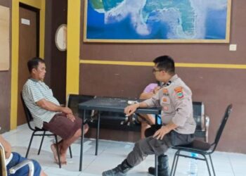 Anggota Polsek Bunaken Aipda F. T. Purba Aktif Terlibat Dalam Upaya Problem Solving Untuk Menanggulangi Dugaan Tindak Pidana Pengancaman Yang Terjadi di Kelurahan Bunaken Lingkungan I, Kecamatan Bunaken Kepulauan, Sabtu (27/1/2024).