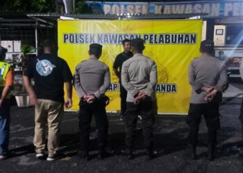 Personel Polsek Pelabuhan Manado di bawah komando Kapolsek Iptu Bintang Yudha Gama, melaksanakan Operasi Cipta Kondisi Malam Minggu. Tujuan dari operasi ini adalah untuk mencegah terjadinya gangguan Kamtibmas di kawasan pelabuhan, Sabtu (27/1/2024).