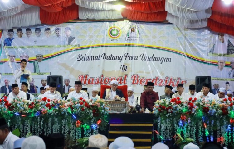 Penjabat Bupati Aceh Barat Drs Mahdi Efendi beserta unsur Forkopimda menggelar Zikir dan doa bersama dalam rangka pelaksanaan pemilu damai tahun 2024 yang dilaksanakan di jalan nasional bundaran Simpang Pelor, Kota Meulaboh, Minggu (28/01/2024
