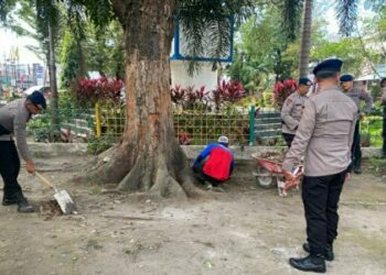 BAKTI SOSIAL: Batalyon A Pelopor Sat Brimob Polda Sumut gelar bakti sosial membersihkan Taman Lingkaran Biru KB Kelurahan Durian, Kota Medan, Senin (29/1/2024). (Foto Dok/ Polda Sumut)