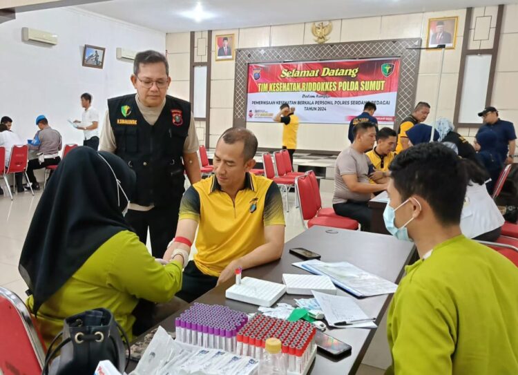 RIKKES : Kapolres Sergai, AKBP Oxy Yudha Pratesta melakukan pemeriksaan lesehatan berkala (Rikkes) oleh tim medis Biddokes Polda Sumut di Aula Patriatama Polres Sergai Seirampah, Senin (29/1/2024). (Foto Dok/Humas Polres)