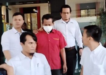 DIGIRING: Komisioner KPU Padangsidempuan PH digiring usai diperiksa sebagai tersangka kasus dugaan pemerasan terhadap seorang caleg, Senin (29/1/2024). (Foto Dok/ Polda Sumut)