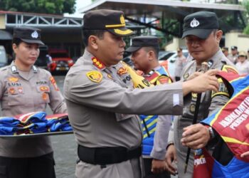 Kapolresta Manado, Kombes Pol Julianto Sirait, memimpin proses penyerahan Kaporlap (Perlengkapan Perorangan Lapangan) kepada Bhabinkamtibmas Polresta Manado pada Senin (29/1/2024). Penyerahan ini dilakukan saat apel di Halaman Mapolresta Manado sebagai bentuk perhatian Polri terhadap pemenuhan keperluan dan kebutuhan anggota di lapangan dalam menjalankan tugas.