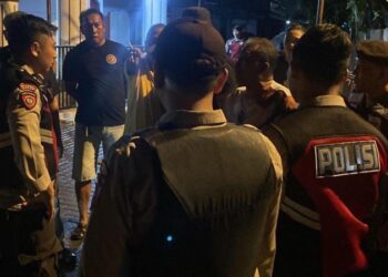 Jajaran Polresta Manado memberikan respons cepat terhadap laporan kegaduhan yang melibatkan senjata tajam di Kelurahan Karame Lingk, Lingk 5, Kecamatan Singkil. Laporan tersebut diterima melalui Call Centre 112/110 pada pukul 18.46 WITA dan segera mendapatkan tanggapan dari Patroli Rayon Singkil 801 serta unit ROTR.