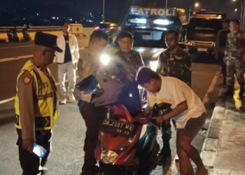 Polsek Bunaken melaksanakan Operasi KRYD (Ketertiban dan Kedamaian) sebagai bagian dari upaya meningkatkan keamanan dan ketertiban masyarakat (Kamtibmas) di wilayah tersebut. Dalam rangka menciptakan kondisi yang aman dan kondusif, petugas Polsek Bunaken melakukan kegiatan patroli secara mobile, Minggu (28/1/2024) malam.