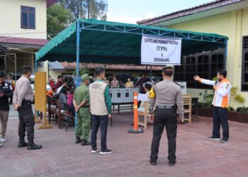 Polres Dairi bersama dengan KPU serta Bawaslu dan Kodim 0206 Dairi melakukan simulasi pengamanan pasca terjadinya kericuhan saat pemungutan surat suara yang berlangsung di Halaman Mapolres Dairi, Senin (29/1/2024).