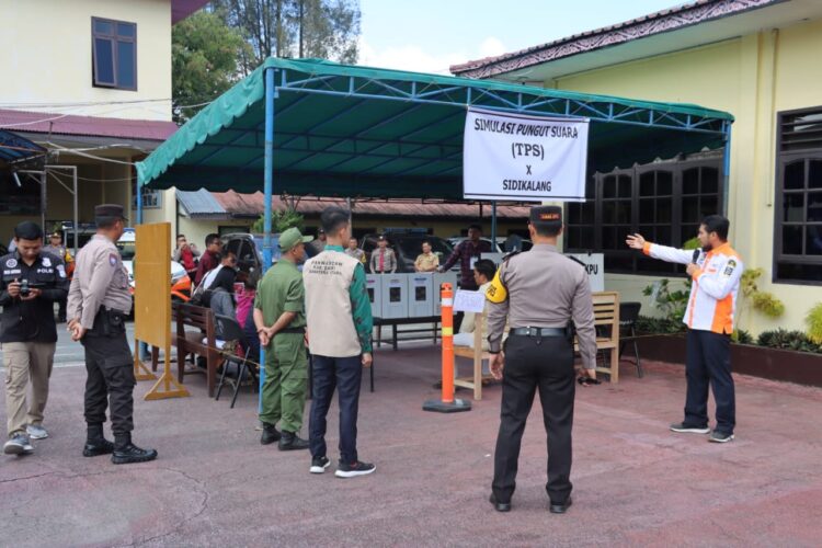 Polres Dairi bersama dengan KPU serta Bawaslu dan Kodim 0206 Dairi melakukan simulasi pengamanan pasca terjadinya kericuhan saat pemungutan surat suara yang berlangsung di Halaman Mapolres Dairi, Senin (29/1/2024).
