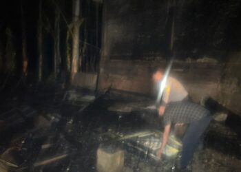Personel Polsek Darul Makmur Polres Nagan Raya berjibaku melakukan upaya pemadaman kebakaran satu unit rumah milik warga Desa Lamie Kecamatan Darul Makmue. Pada hari Selasa, 30 Januari 2024.