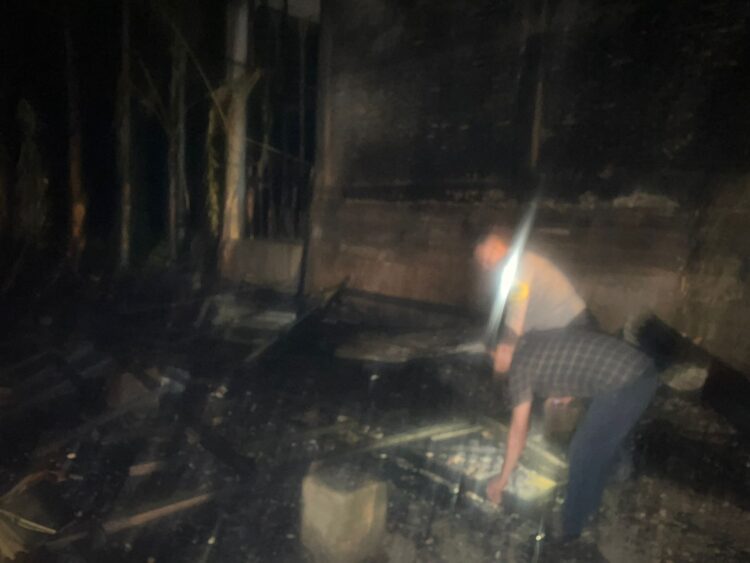 Personel Polsek Darul Makmur Polres Nagan Raya berjibaku melakukan upaya pemadaman kebakaran satu unit rumah milik warga Desa Lamie Kecamatan Darul Makmue. Pada hari Selasa, 30 Januari 2024.