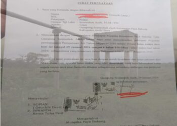 Irwanda dan Geuchik Seuneubok Aceh yang menjabat sekarang Sopian, (MA) menandatangani surat perjanjian penyelesaian item pekerjaan pembangunan Pompanisasi Air yang diduga mangkrak sudah 4 tahun.