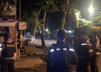 Polresta Manado memberikan respons cepat terhadap laporan darurat melalui Call Centre 112/110 terkait insiden keributan yang melibatkan seorang individu yang sedang dalam pengaruh alkohol di Kelurahan Karombasan Utara, Lingkungan 3, Kecamatan Wanea.