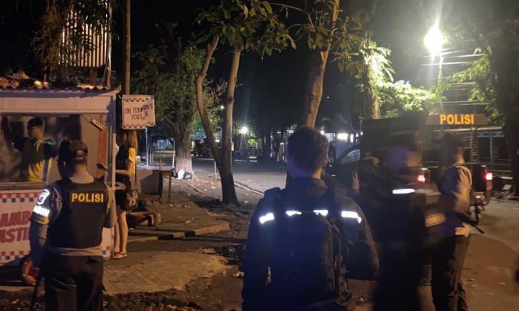 Polresta Manado memberikan respons cepat terhadap laporan darurat melalui Call Centre 112/110 terkait insiden keributan yang melibatkan seorang individu yang sedang dalam pengaruh alkohol di Kelurahan Karombasan Utara, Lingkungan 3, Kecamatan Wanea.