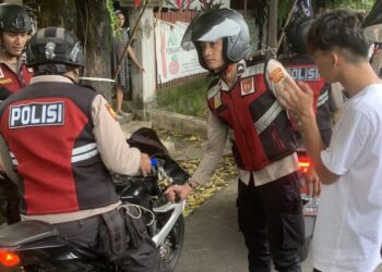 Satu unit sepeda motor R2 tertangkap menggunakan knalpot yang tidak sesuai standar spesifikasi teknis. Kejadian ini segera direspon secara cepat oleh petugas yang langsung melakukan pengamanan terhadap kendaraan tersebut, Senin (29/1/2024).
