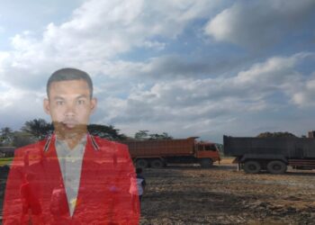 Hasan Nurdin (Rembo) Panglima Muda GAM Daerah lll Tgk Syiek Paya Bakong menyalurkan bantuan pribadinya untuk pembangunan lapangan bola kaki, kecamatan Paya Bakong.