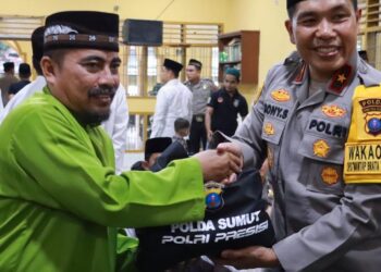Bingkisan : Wakapolda Sumut Brigjen Pol Rony Samtama memberikan bingkisan kepada salah seorang jamaah pada kegiatan Safari Subuh di Mesjid Jami' Medan Labuhan, Selasa (30/1/2024).(Foto dok/Polres Belawan)