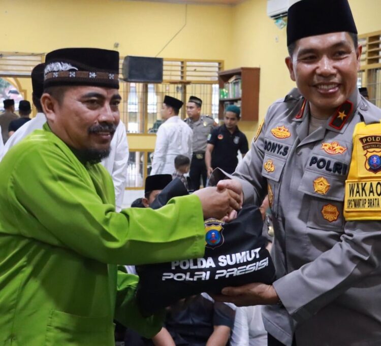 Bingkisan : Wakapolda Sumut Brigjen Pol Rony Samtama memberikan bingkisan kepada salah seorang jamaah pada kegiatan Safari Subuh di Mesjid Jami' Medan Labuhan, Selasa (30/1/2024).(Foto dok/Polres Belawan)