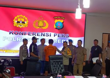 INTEROGASI: Kapolrestabes Medan Kombes Pol Teddy JS Marbun didampingi Kasat Reskrim Kompol Jama Kita Purba menginterogasi pelaku curanmor berinisial.BS di Mapolrestabes, Selasa (30/1/2024).(Foto Dok/ Polrestabes)
