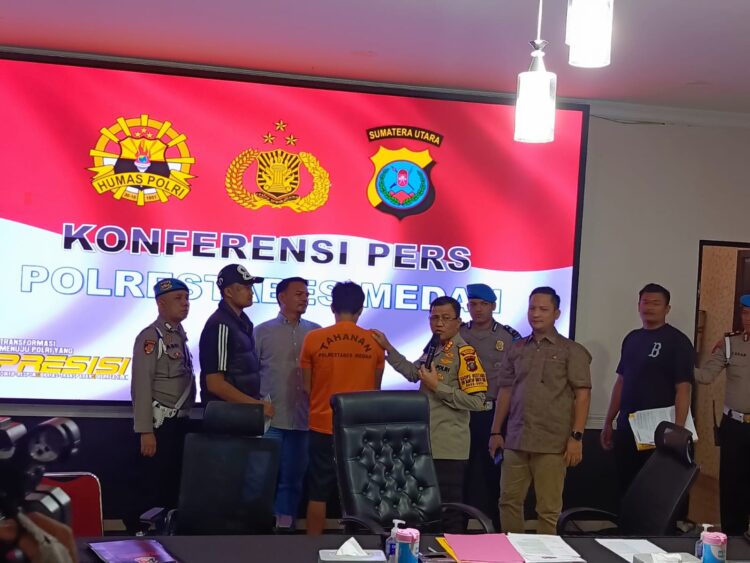 INTEROGASI: Kapolrestabes Medan Kombes Pol Teddy JS Marbun didampingi Kasat Reskrim Kompol Jama Kita Purba menginterogasi pelaku curanmor berinisial.BS di Mapolrestabes, Selasa (30/1/2024).(Foto Dok/ Polrestabes)