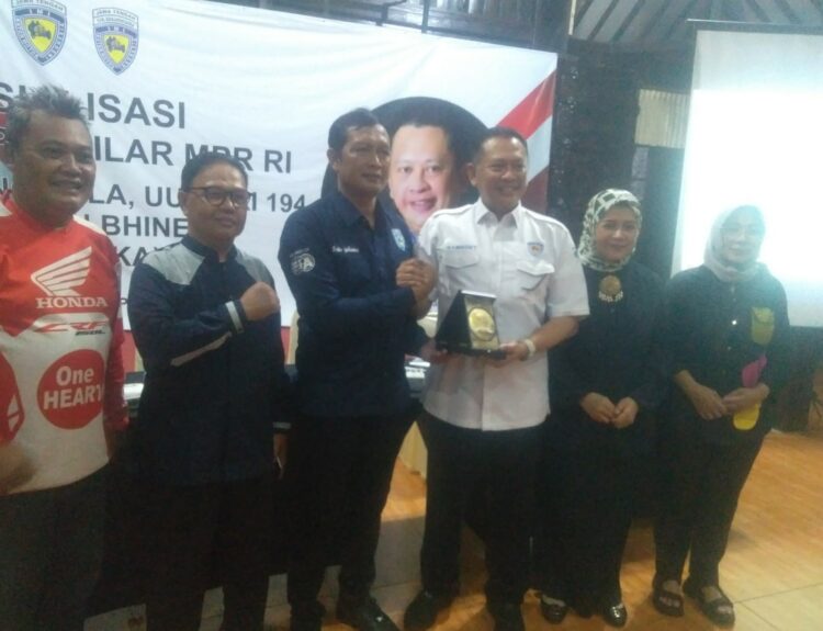 Ketua MPR-RI Dr. H. Bambang Soesatyo.SE SH. MBA dalam agenda Sosialisasi Empat Pilar MPR RI di Hotel Wisata Owabong Purbalingga
Sosialisasi empat pilar yang dilaksanakan tanggal 25/01/24 sampai dengan 29/01/2024.