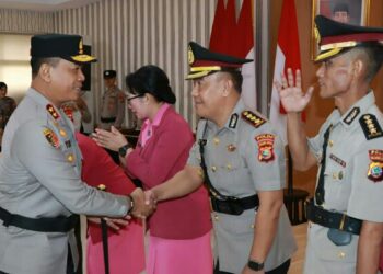 Kapolda Sulawesi Utara Irjen Pol Yudhiawan memimpin serah terima jabatan (Sertijab) Direktur Pengamanan Objek Vital (Dirpamobvit), Direktur Reserse Kriminal Khusus (Dirreskrimsus), Kepala Bidang Humas (Kabid Humas) dan Kapolres Bitung, yang digelar di aula Tribrata Polda Sulut, Rabu (31/1/2024).