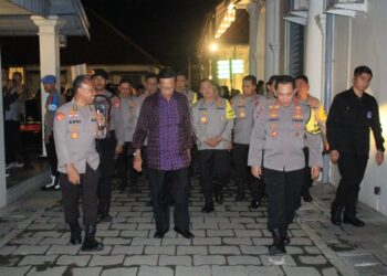 Kapolri Jenderal Polisi Drs. Listyo Sigit Prabowo dan Gubernur DIY Sri Sultan Hamengku Buwono X menghadiri acara seni rupa dan pentas seni musik di Jogja dalam rangka merekatkan persatuan jelang Pilpres 2024.