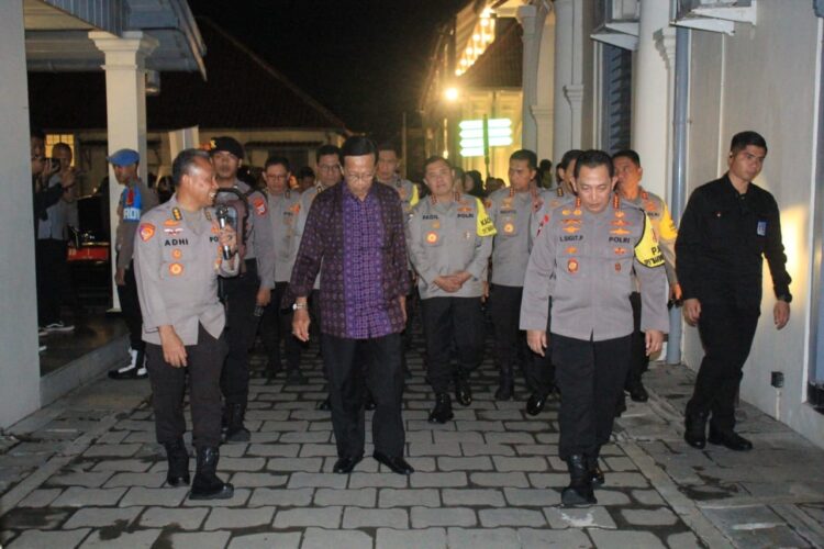 Kapolri Jenderal Polisi Drs. Listyo Sigit Prabowo dan Gubernur DIY Sri Sultan Hamengku Buwono X menghadiri acara seni rupa dan pentas seni musik di Jogja dalam rangka merekatkan persatuan jelang Pilpres 2024.