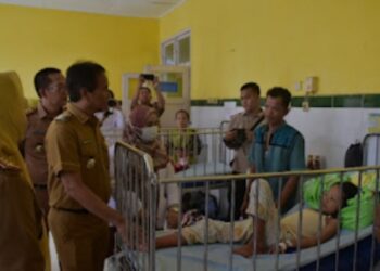 Penjabat Bupati Ogan Komering Ilir (OKI) menjenguk pasien DBD yang tengah dirawat di Rumah Sakit Umum Daerah (RSUD) Kayuagung, Selasa, (16/1/24).