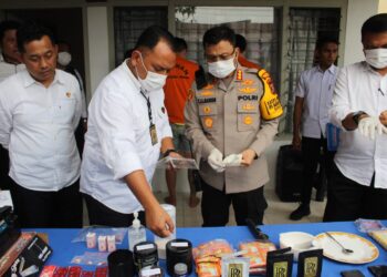 UNGKAP PEREDARAN NARKOBA: Kapolrestabes Medan Kombes Pol Dr Teddy Sahala Marbun didampingi Kasat Narkoba AKBP John Rakutta Sitepu menjelaskan kronologi mengungkap peredaran narkoba jenis happy water dengan modus dalam kemasan dengan 3 tersangkanya berinisial WK, BT dan istrinya, MD di Mapolrestabes, Senin (15/1/2024).(Foto Dok/ Polrestabes)