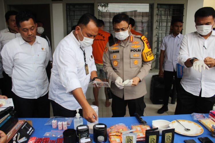 UNGKAP PEREDARAN NARKOBA: Kapolrestabes Medan Kombes Pol Dr Teddy Sahala Marbun didampingi Kasat Narkoba AKBP John Rakutta Sitepu menjelaskan kronologi mengungkap peredaran narkoba jenis happy water dengan modus dalam kemasan dengan 3 tersangkanya berinisial WK, BT dan istrinya, MD di Mapolrestabes, Senin (15/1/2024).(Foto Dok/ Polrestabes)