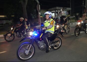 NAIK MOTOR: Kapolda Sumut, Irjen Pol Agung Setya Imam Effendi naik motor memantau pengamanan Tahun Baru 2024, Minggu (31/12/2023) malam. (Foto Dok/ Polda Sumut)