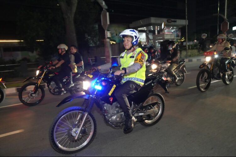NAIK MOTOR: Kapolda Sumut, Irjen Pol Agung Setya Imam Effendi naik motor memantau pengamanan Tahun Baru 2024, Minggu (31/12/2023) malam. (Foto Dok/ Polda Sumut)