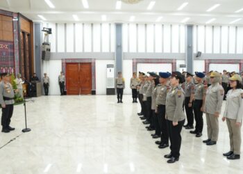 PIMPIN UPACARA: Kapolda Sumut Irjen Pol Agung Setya Imam Effendi memimpin upacara kenaikan pangkat bagi personel bertempat di Aula Tribrata Mapoldasu, Minggu (31/12/2023). (Foto Dok/ Polda Sumut)