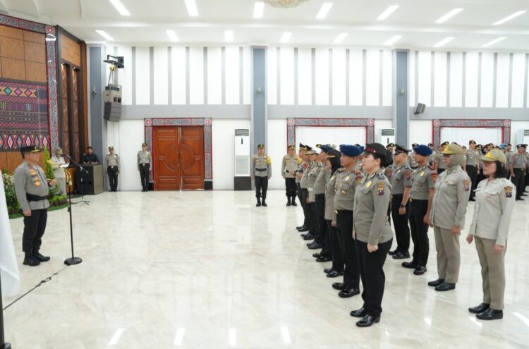 PIMPIN UPACARA: Kapolda Sumut Irjen Pol Agung Setya Imam Effendi memimpin upacara kenaikan pangkat bagi personel bertempat di Aula Tribrata Mapoldasu, Minggu (31/12/2023). (Foto Dok/ Polda Sumut)