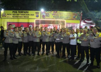 FOTO BERSAMA: Kapolda Sumut, Irjen Pol Agung Setya Imam Effendi foto bersama personil pengamanan pergantian tahun, Senin (1/1/2024). (Foto Dok/ Polda Sumut)