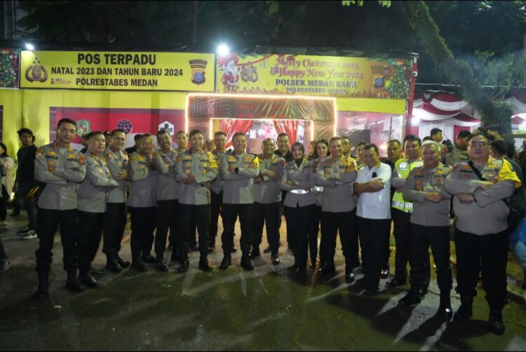 FOTO BERSAMA: Kapolda Sumut, Irjen Pol Agung Setya Imam Effendi foto bersama personil pengamanan pergantian tahun, Senin (1/1/2024). (Foto Dok/ Polda Sumut)