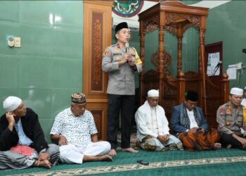 BERI SAMBUTAN: Wakapolda Sumut, Brigjen Pol Rony Samtana beri sambutan saat kunjungan ke Masjid Amal Ikhlas, Kecamatan Percut Seituan, Rabu (3/1/2023). (Foto Dok/ Polda Sumut)