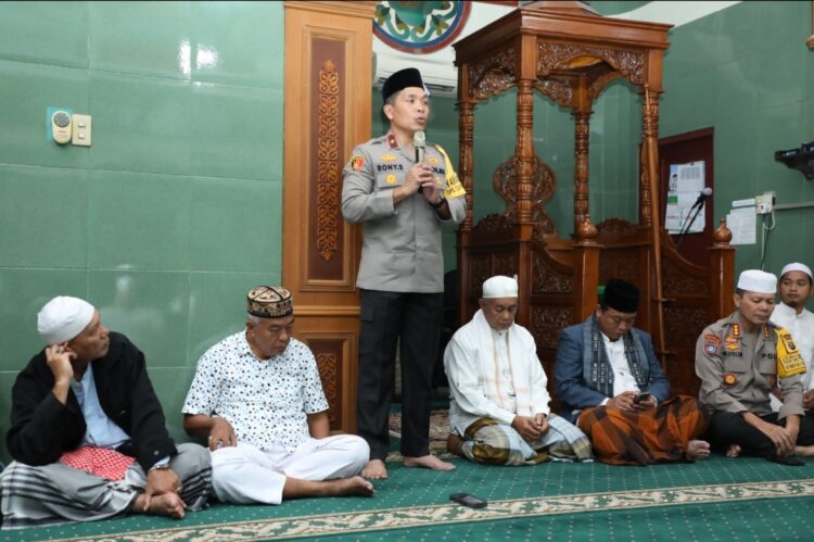 BERI SAMBUTAN: Wakapolda Sumut, Brigjen Pol Rony Samtana beri sambutan saat kunjungan ke Masjid Amal Ikhlas, Kecamatan Percut Seituan, Rabu (3/1/2023). (Foto Dok/ Polda Sumut)
