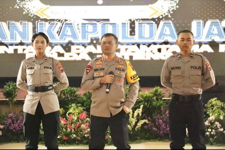 Kapolda Jateng Irjen Pol Ahmad Luthfi saat memberikan arahan kepada para Bintara dan Tamtama Baru Lulusan Gelombang II TA 2023 di Gedung Serbaguna Akpol pada Kamis, (11/1/2024) pagi.