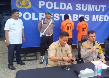 PELAKU PENGANIAYAAN: Kapolrestabes Medan, Kombes Pol Dr Teddy John Sahala Marbun didampingi Kasat Reskrim Kompol Jama Kita Purba memberikan keterangan terkait penangkapan terhadap 2 pelaku penganiayaan terhadap anggota Panwascam Medan Baru, di Mapolrestabes Senin (15/1/2024).(Foto Dok Polrestabes)
