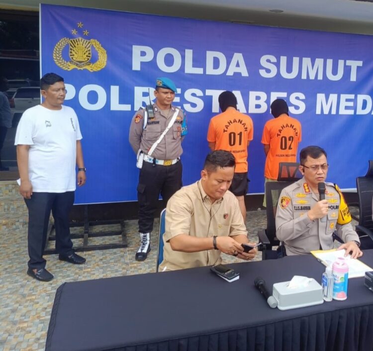 PELAKU PENGANIAYAAN: Kapolrestabes Medan, Kombes Pol Dr Teddy John Sahala Marbun didampingi Kasat Reskrim Kompol Jama Kita Purba memberikan keterangan terkait penangkapan terhadap 2 pelaku penganiayaan terhadap anggota Panwascam Medan Baru, di Mapolrestabes Senin (15/1/2024).(Foto Dok Polrestabes)