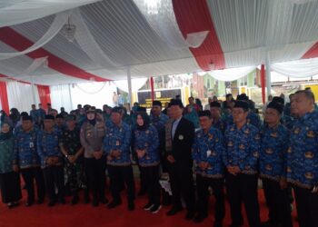 Pj.Bupati Asmawa Tosepu, Muspida, Muspika, Danramil,Kapolsek beserta Para Kepala Desa melakukan foto bersama usai acara (Foto : RH/Mitrapolri.com.17/01/2024)