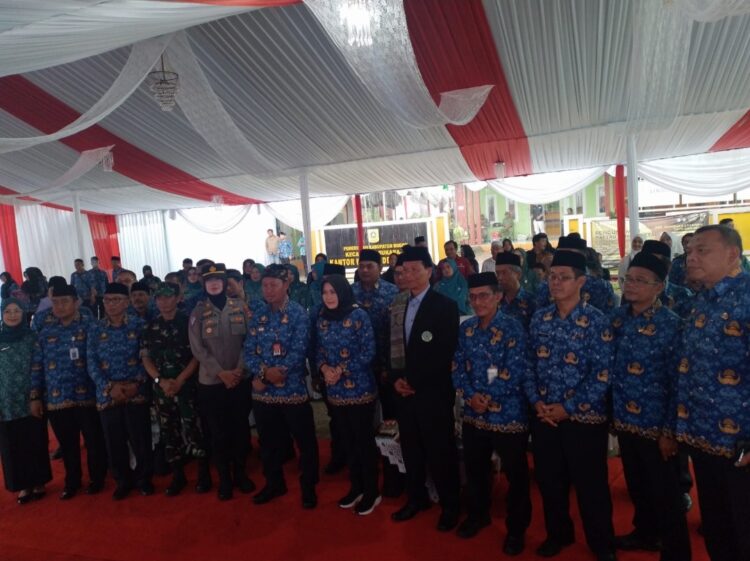Pj.Bupati Asmawa Tosepu, Muspida, Muspika, Danramil,Kapolsek beserta Para Kepala Desa melakukan foto bersama usai acara (Foto : RH/Mitrapolri.com.17/01/2024)