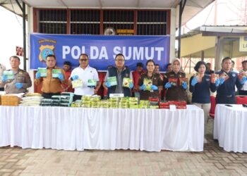 TUNJUKKAN BARANG BUKTI: Direktur Narkoba Polda Sumut, Kombes Pol Yemi Mandagi menunjukkan barang bukti narkotika hasil pengungkapan sebelum dimusnahkan, Rabu (1/7/2024). (Foto: Dok/Polda Sumut)