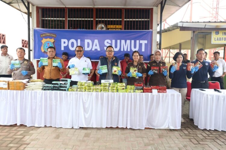 TUNJUKKAN BARANG BUKTI: Direktur Narkoba Polda Sumut, Kombes Pol Yemi Mandagi menunjukkan barang bukti narkotika hasil pengungkapan sebelum dimusnahkan, Rabu (1/7/2024). (Foto: Dok/Polda Sumut)