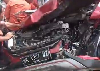 Kondisi salah satu mobil jenis Toyota Rush Merah berisi penumpang yang tertimpa Truk Kontainer rem blong di Simalungun - Sumut (Foto : Dok/Ricardo)