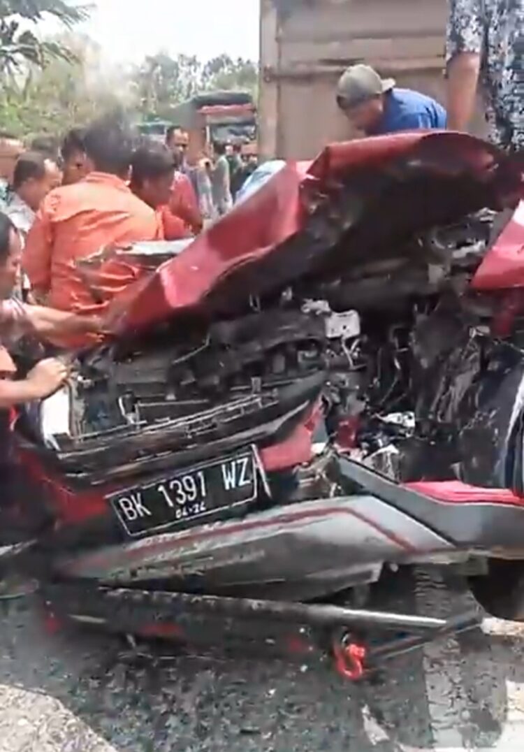 Kondisi salah satu mobil jenis Toyota Rush Merah berisi penumpang yang tertimpa Truk Kontainer rem blong di Simalungun - Sumut (Foto : Dok/Ricardo)