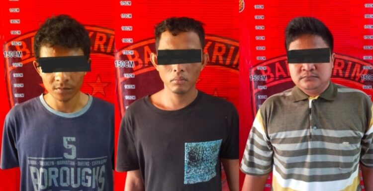Note
FR = Fadli Rakasimi
MA = M Akhiruddin
HSL = Hendra Syahputra Lubis

DIAMANKAN : FR (33), MA (31), dan HSL (28), tiga teeduga pengedar sabu diamankan di Satnarkoba Polres Sergai. (Foto/Dok/Humas Polres)