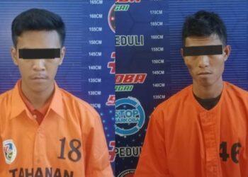R = Rianggun
MDP = Muhammad Diva Prayogi

DIAMANKAN : R (28) dan MDP (21) warga Seibamban terduga pengedar sabu diamankan di Satnarkoba Polres Sergai. (Foto Dok/Humas Polres)