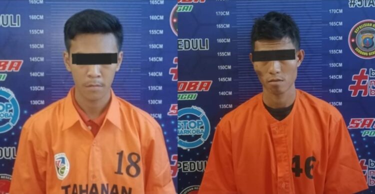 R = Rianggun
MDP = Muhammad Diva Prayogi
DIAMANKAN : R (28) dan MDP (21) warga Seibamban terduga pengedar sabu diamankan di Satnarkoba Polres Sergai. (Foto Dok/Humas Polres)